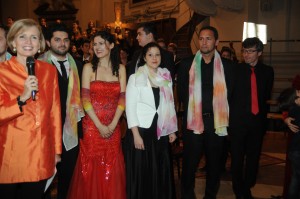 v.l. Romy Seidl, Sascha Zarrabi, Eva Schossleitner, Rea Alaburic, Chorleiter Thomas Huber, Dirigent Markus Obereder, 2.10.2015, Opera Concert for Peace, Dom, Salzburg, © Manfred Siebinger