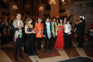 Romy Seidl mit Künstler( v. l. Anton Dzido, Teresa Tieschky, Jakob Puchmayr, Sascha Zarrabi, Eva Schossleitner, Rea Alaburic), 2.10.2015, Opera Concert for Peace, Dom, Salzburg, © Manfred Siebinger